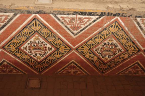 Painéis coloridos no templo da Huaca de La Luna, em Trujillo - Peru